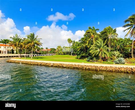 Luxury mansion in exclusive part of Fort Lauderdale known as small Venice Stock Photo - Alamy