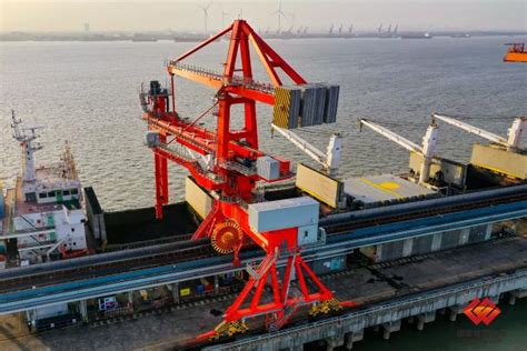 国内最大出力螺旋卸船机在江苏泰州公司投运