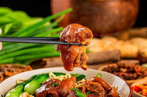 A bowl of pork knuckle noodles | Premium Photo
