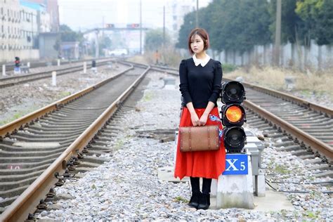 一个人行走在铁路上的唯美女孩！