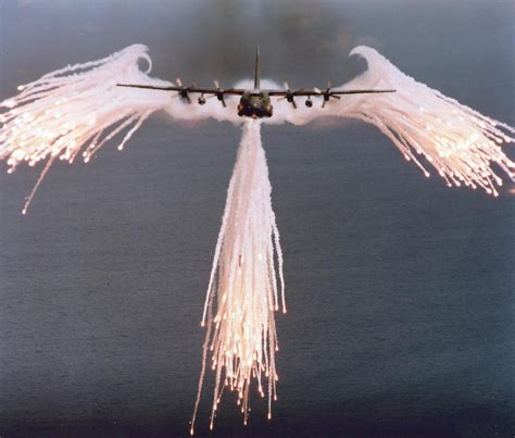 航空百科 载重19.8吨的美军C-130运输机为什么会被称为“大力神”？_战术