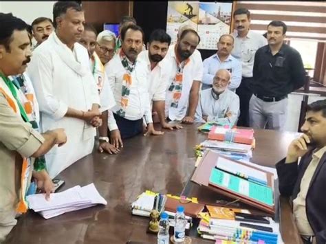 Congress-led rally to Collector's office on crop compensation-land ...