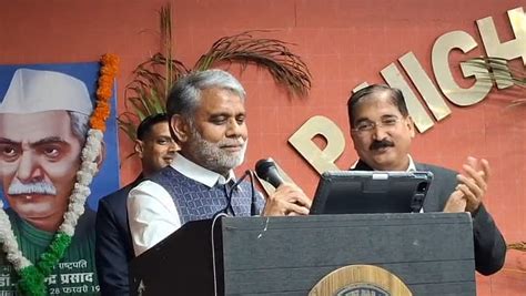 Chief Justice Suresh Kait Bids Emotional Farewell In Jabalpur, Sings ...