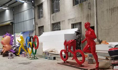 大型卡通玻璃钢IP雕塑让商业形象更生动