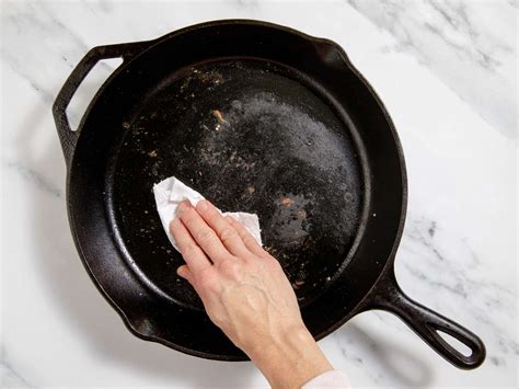 How To Season Cast Iron Press at Curtis Edgar blog