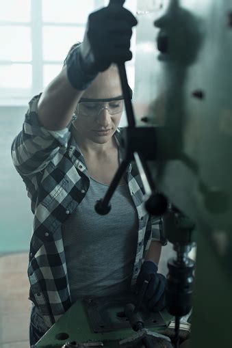 Woman Use Machine 的图像结果