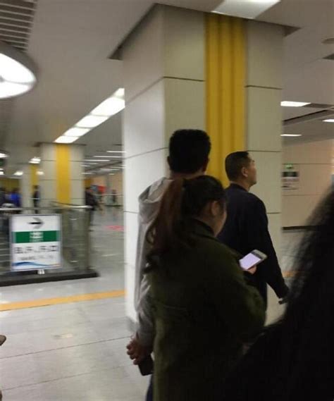成都地铁一男子用手机偷拍女性裙底 被拘5日_大成网_腾讯网