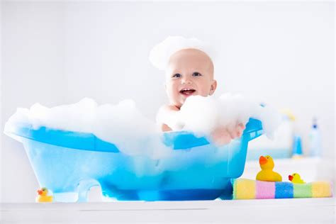 洗澡的小婴儿图片-可爱的小婴儿在浴缸洗澡素材-高清图片-摄影照片-寻图免费打包下载