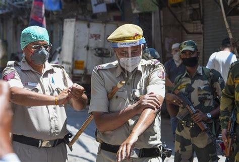 COVID-19: How Mumbai cops maintain order amid chaos - Rediff.com India News