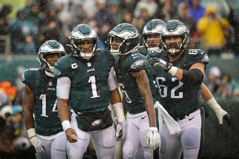 Eagles stay undefeated as Jalen Hurts and the defense bested the ...