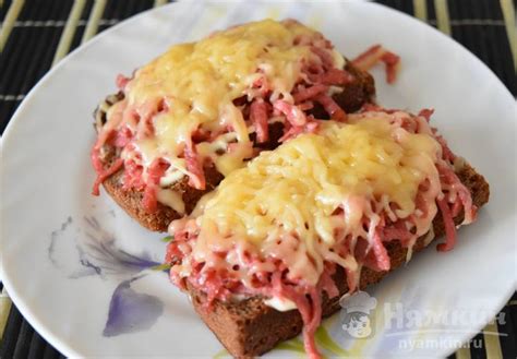 Бутерброды из черного хлеба с тертой колбасой и сыром рецепт пошаговый ...