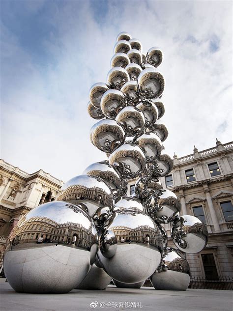 英国艺术家Anish Kapoor创作的巨大雕塑由抛光不锈钢球体组成