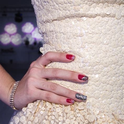 Step by Step Applying False Nails 的图像结果