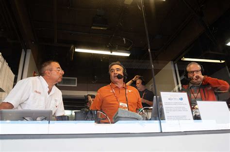 3 things to know about Texas football's Spanish radio broadcast team