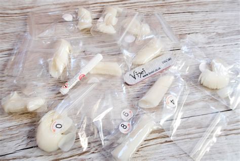 Step by Step Applying False Nails 的图像结果