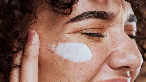 Retinol Sandwiching: How To Stop Skin Irritation With Retinoids | Glamour UK