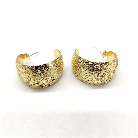 Big wide gold tone earring – ARISAA