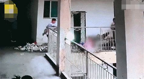 玻利维亚一大学护栏断裂致7人坠亡1人重伤 护栏断裂学生坠亡现场视频 坠楼事故原因曝光_滚动_中国小康网