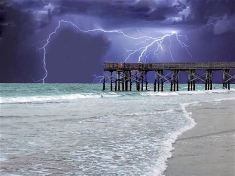 Lightning Over Water 的图像结果