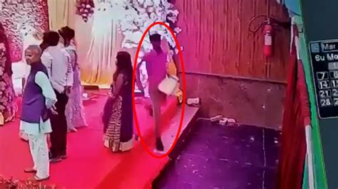 लाखों की नकदी और जेवरात से भरे पर्स को लेकर ऐसे फरार हुआ चोर, CCTV में ...