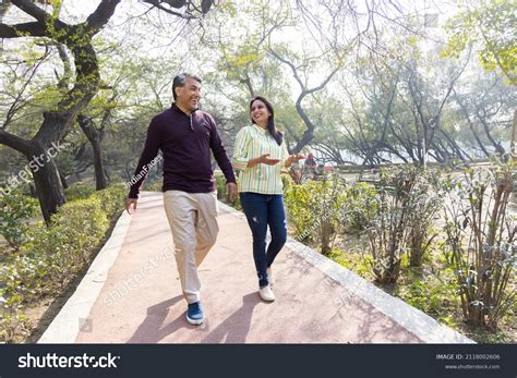 People Walking Together 的图像结果
