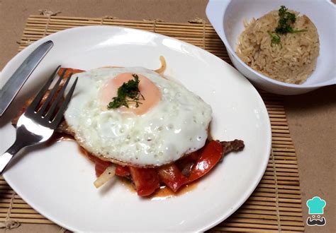 Bistec a caballo con salsa criolla - Fácil