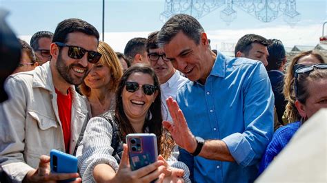 Pedro Sánchez gets out and about again after deciding to stay on as ...