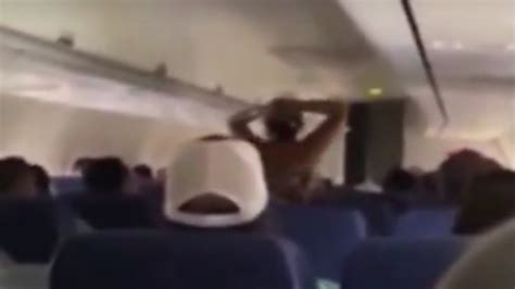 Woman Strips Naked And Starts Screaming On Southwest Airlines Flight ...
