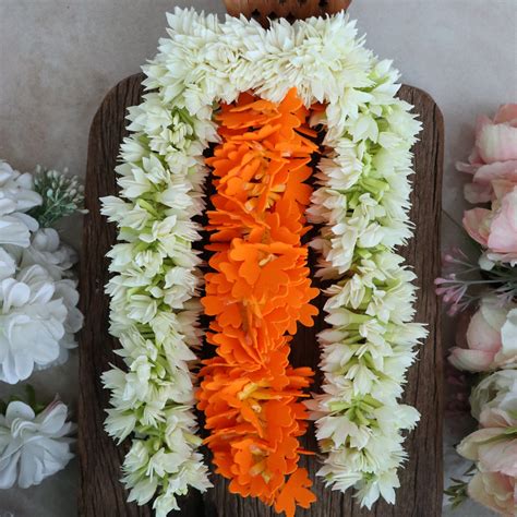 Traditional pichi with Kanakambara three strings Floral Hair Clip ...