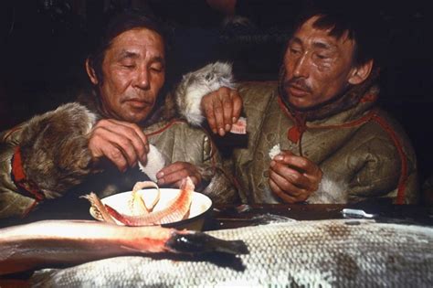 Почему чукчи бросают в гостей камни, как они изобрели памперсы и др ...