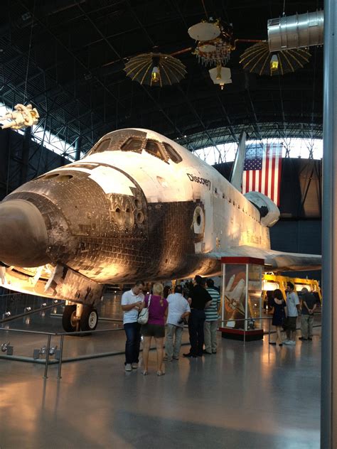 Space shuttle Discovery at Smithsonian Air and Space Museum at Dulles ...