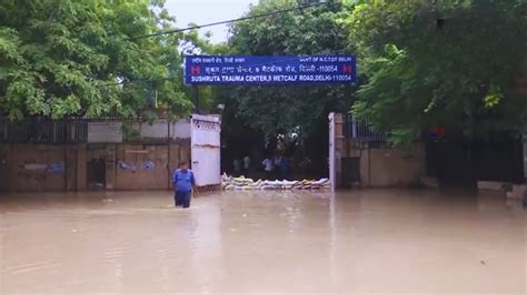 Flood Water Enters North Delhi Trauma Centre; 40 Patients, Including ...