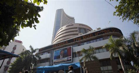 Sensex plunges 305 points on Fed rate hike likelihood, weak rupee ...