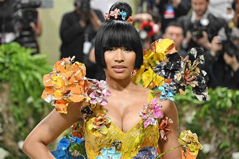 Nicki Minaj 2024 Beute Outcast Clothing Sponsoring Girls To Go To