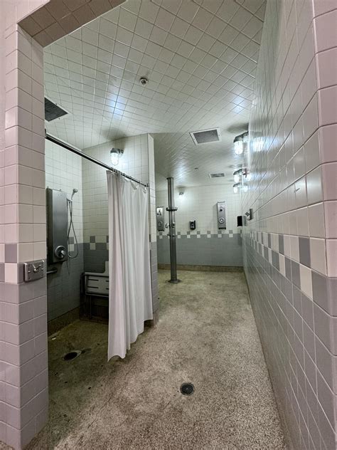 24 Hour Fitness Gym in Whittier, CA : r/CommunalShowers