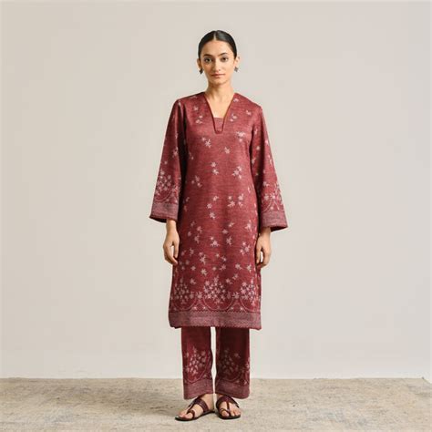 Buy Maroon Contemporary Woollen Kurta with Lace Detail | Rustorange