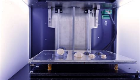 Mieux guérir le cancer de l'œil grâce à des implants radioactifs ...