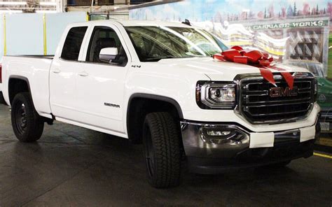 GM’s Oshawa Plant Builds its Final Vehicle - The Car Guide