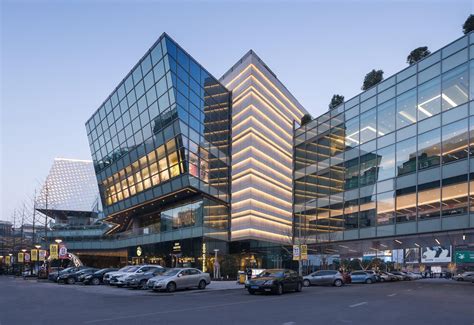 This mixed-use project consists of retail, office and hotel uses. The ...