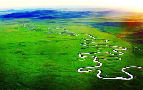 航拍草原弯曲的河流高清图片下载_红动网