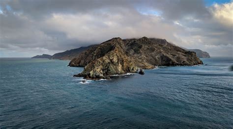 [OC] Northern point of Santa Catalina Island from helicopter [3945x2190 ...