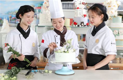 学做蛋糕去哪里学_学烘焙_陕西新东方烹饪学校