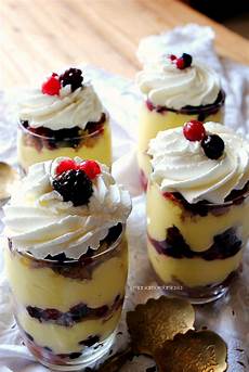 bicchieri di bicchieri golosi con crema chantilly e frutti di bosco bicchieri di bicchieri golosi con crema chantilly e frutti di bosco