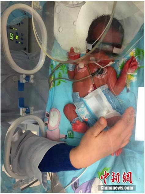 女子称20年前产下双胞胎后小儿子去向不明，医院：当年已夭折