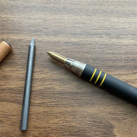 Every Artist’s Essential: The Mechanical Clutch Pencil - Abirpothi