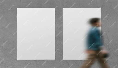 Foto de um pacote de cartazes na parede com um homem a andar | Foto Grátis