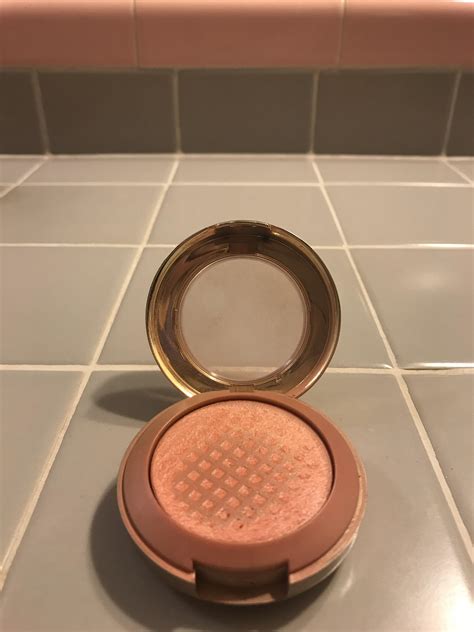 Milani Baked Powder Blush in Luminoso. : r/PanPorn