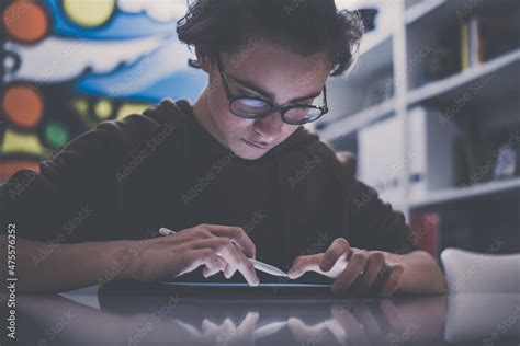 Student Using Computer Drawing 的图像结果