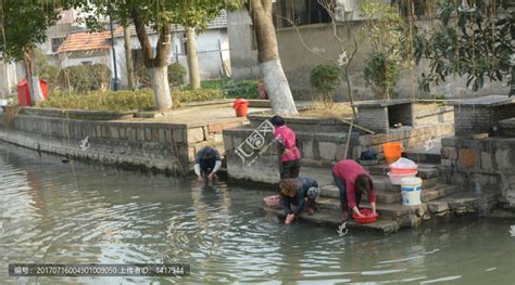 实拍：在河边洗衣服的女人们，小孩在一旁玩耍，令人怀念的场景 - 每日头条