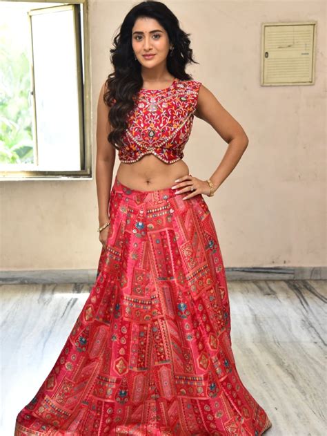 Rashi Singh : నాభి అందాలతో రచ్చ లేపుతున్న రాశి సింగ్.. ఫొటోలు చూశారా?